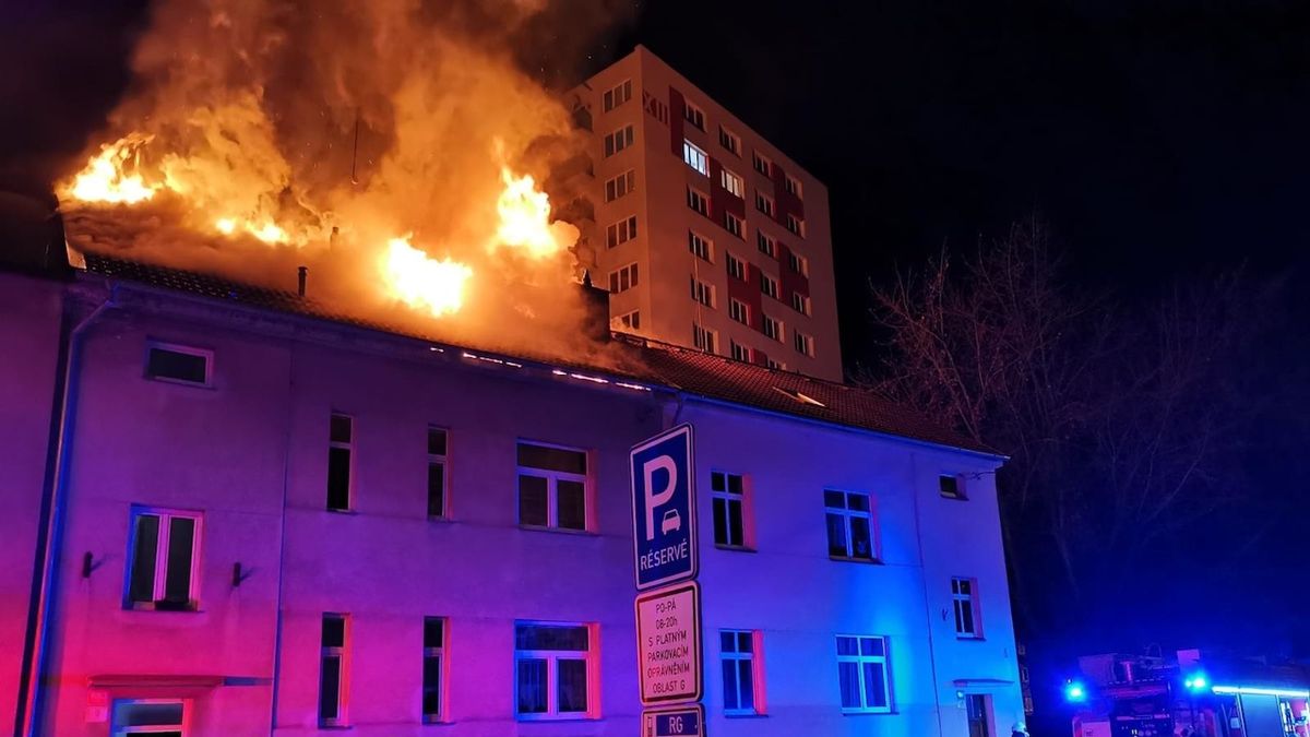 Dům v Budějovicích muselo kvůli ohni opustit osm lidí, škoda přes milion